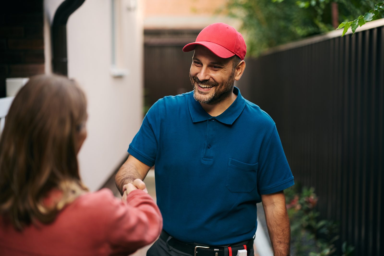 Nuestro técnico saludando a una clienta en la puerta de su casa